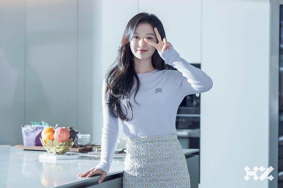 Để giữ dáng đóng Nữ hoàng nước mắt, Kim Ji Won giảm cân, kiểm soát chế độ ăn uống từ một năm trước đó. Cô không ăn đồ Trung Quốc ưa thích, duy trì thực đơn lành mạnh, đặc biệt tập khiêu vũ để giữ vóc dáng cân đối.