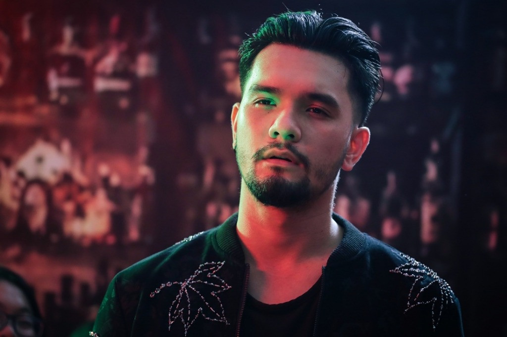 Nhikolai Đinh trong MV Bùa yêu của Bích Phương. Nhikolai Đinh trong MV Bùa yêu của Bích Phương.