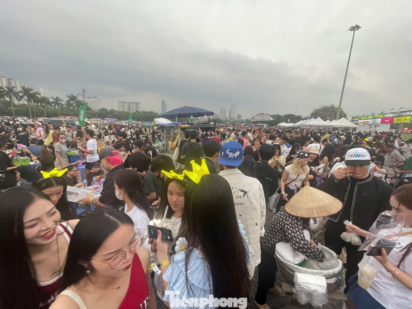 Càng sát giờ diễn, dòng người đổ về Mỹ Đình ngày một đông. Phía trước mặt sân Mỹ Đình là nhiều hàng quán mini hoạt động bán nước và đồ ăn nhanh, phụ kiện cho fan vào cổ vũ thần tượng.