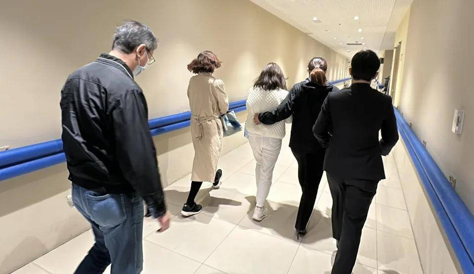 Con trai cùng gia đình đến Nhà tang lễ số 2 Đài Bắc, thực hiện các thủ tục liên quan. Con trai cùng gia đình đến Nhà tang lễ số 2 Đài Bắc, thực hiện các thủ tục liên quan.