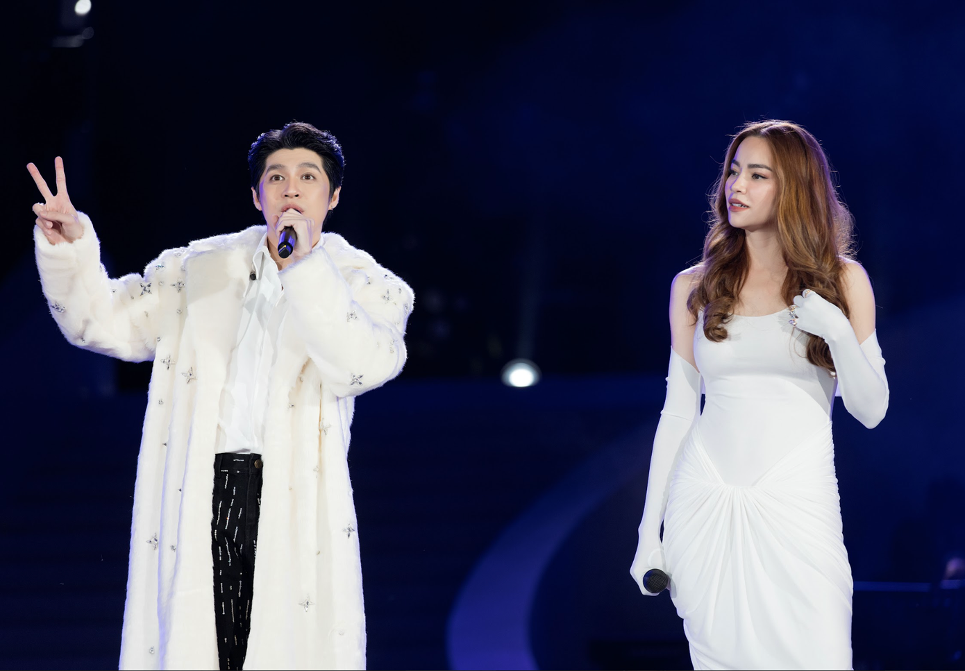 Hồ Ngọc Hà và Noo Phước Thịnh gây bất ngờ khi diễn hai ca khúc hit show Anh trai say hi là Tình đầu quá chén - Catch me if you can.