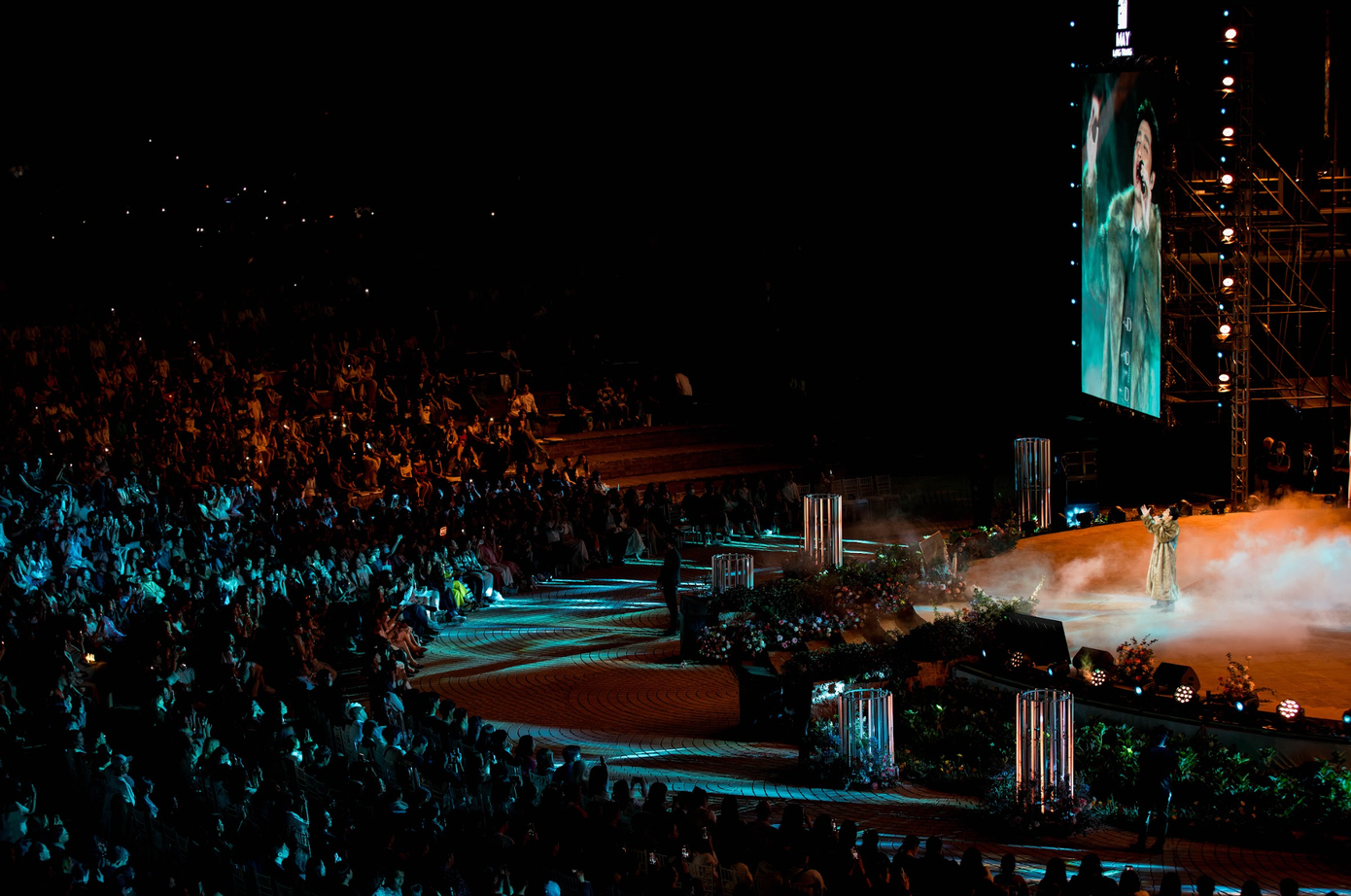 Trên sân khấu có thiết kế cách điệu từ chữ cái đầu tên nghệ sĩ, Noo Phước Thịnh trình diễn liên tục hơn 35 ca khúc trải dài từ ballad, pop đến R&amp;B, jazz.