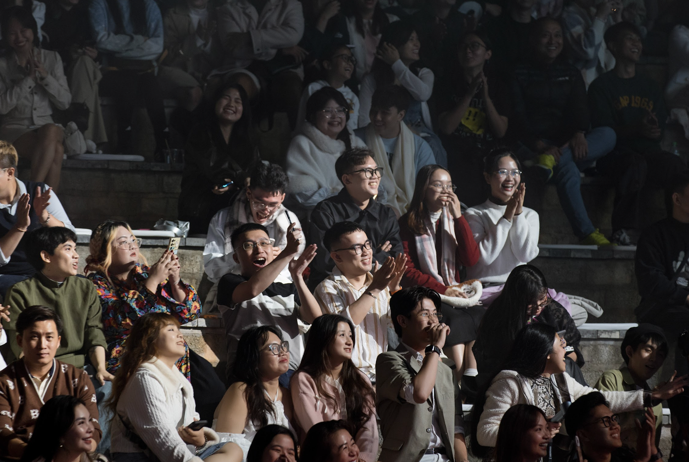 Một chi tiết đáng chú ý là sự có mặt của bố mẹ nam ca sĩ tại khu vực khán đài. Họ âm thầm theo dõi suốt chương trình, cùng khán giả cổ vũ cho phần trình diễn của con trai. Hình ảnh này được người hâm mộ ghi lại và chia sẻ nhiều trên mạng xã hội sau đêm nhạc.