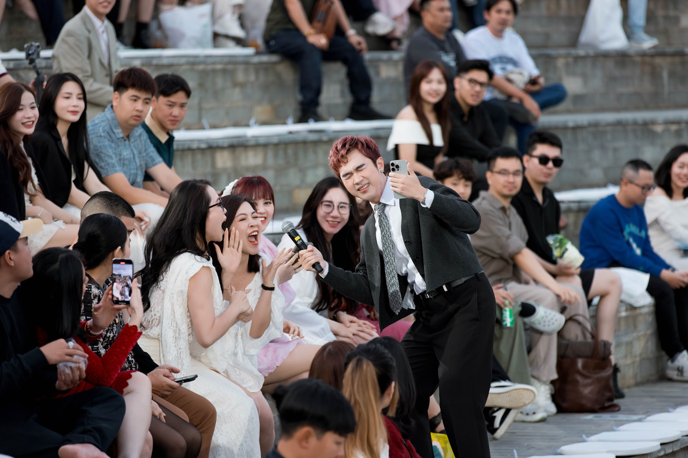 Lượng khán giả trong liveshow của Noo Phước Thịnh tại Đà Lạt. Nam ca sĩ vẫn giữ được sức hút sau nhiều năm làm nghề.