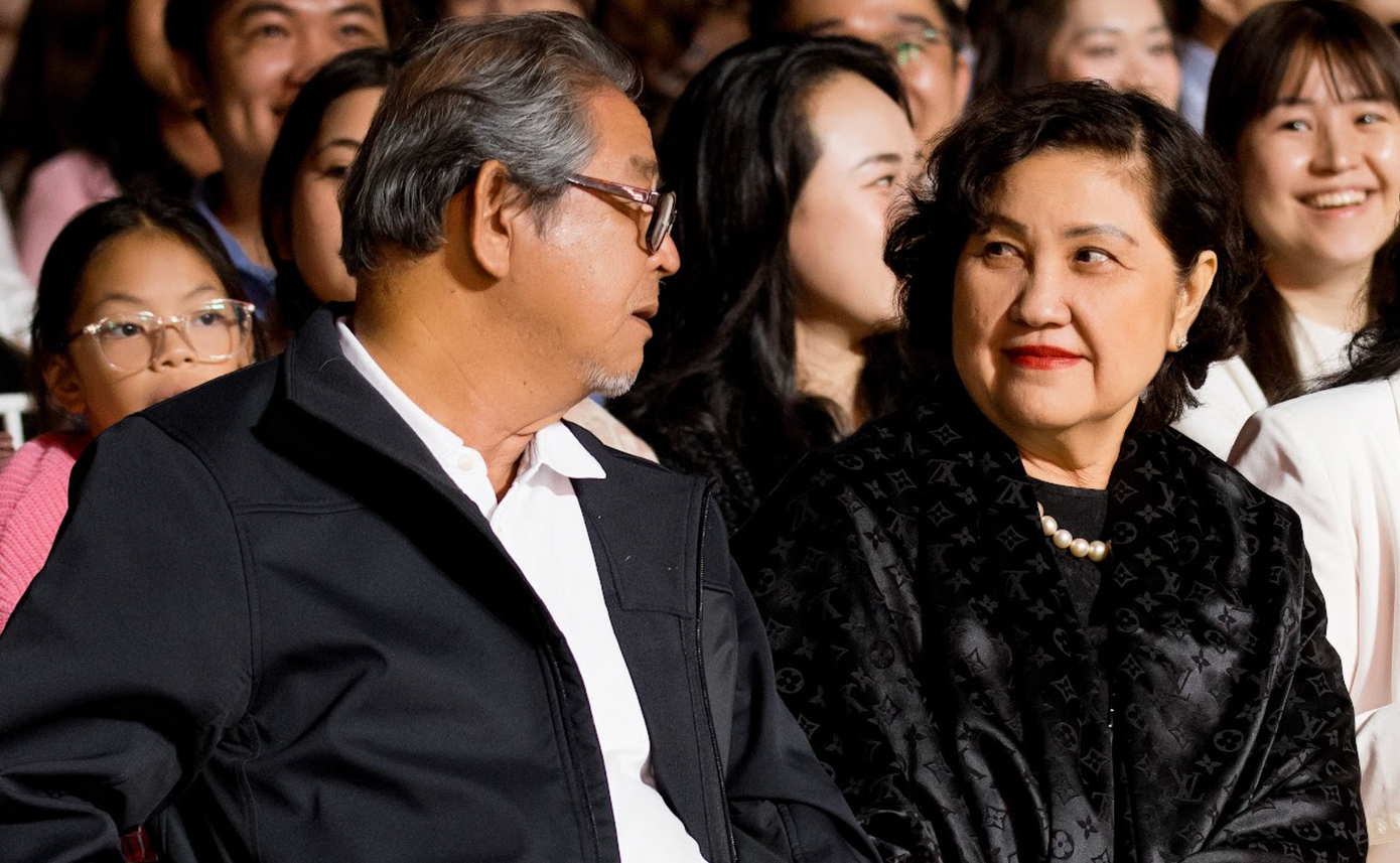 Một chi tiết đáng chú ý là sự có mặt của bố mẹ nam ca sĩ tại khu vực khán đài. Họ âm thầm theo dõi suốt chương trình, cùng khán giả cổ vũ cho phần trình diễn của con trai. Hình ảnh này được người hâm mộ ghi lại và chia sẻ nhiều trên mạng xã hội sau đêm nhạc.