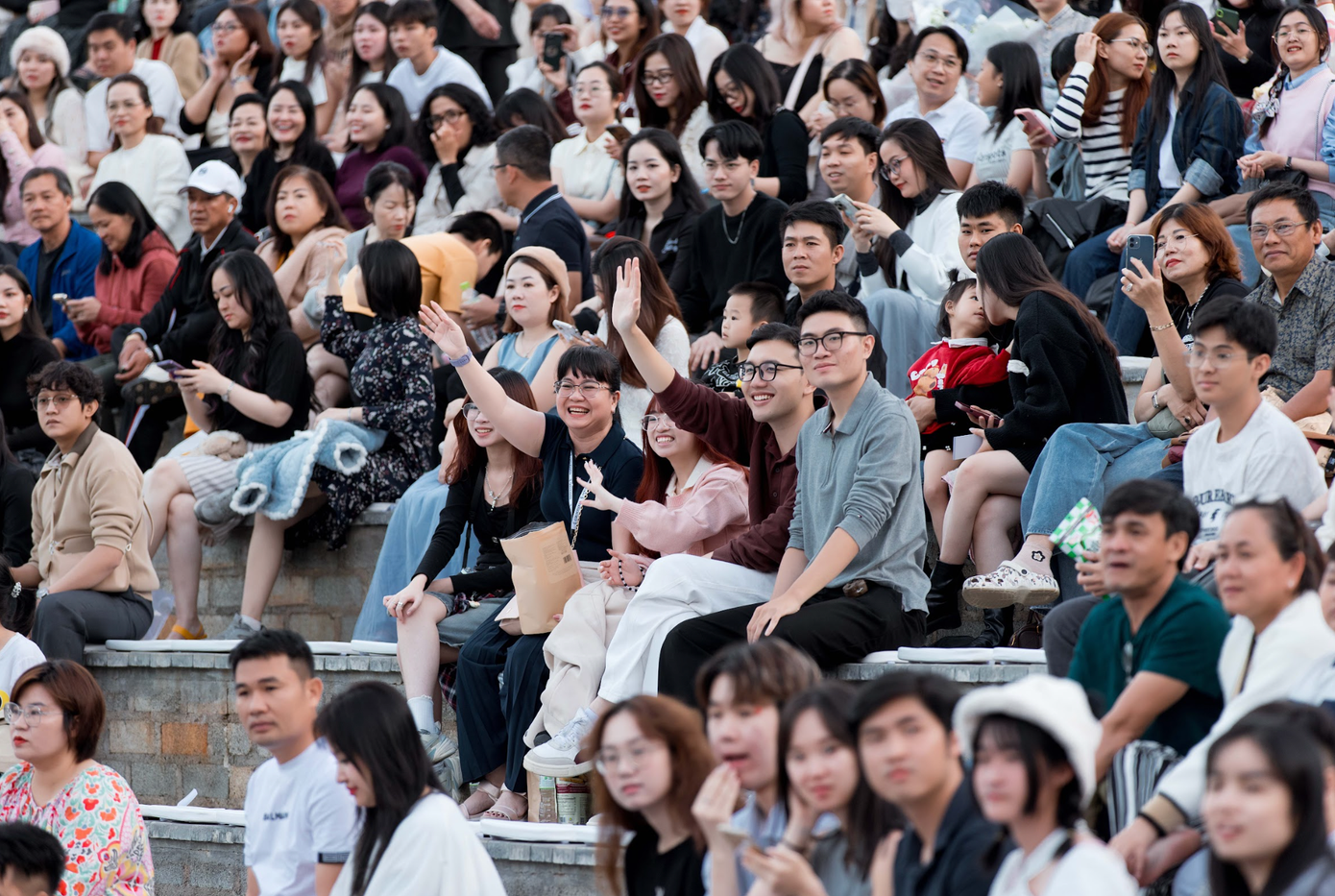 Sự kiện thu hút hơn 6.000 người tham dự, lấp kín khu vực khán đài ngoài trời. Đây là một trong những live show có quy mô lớn tổ chức tại Đà Lạt trong dịp nghỉ lễ 30/4 -1/5 năm nay.