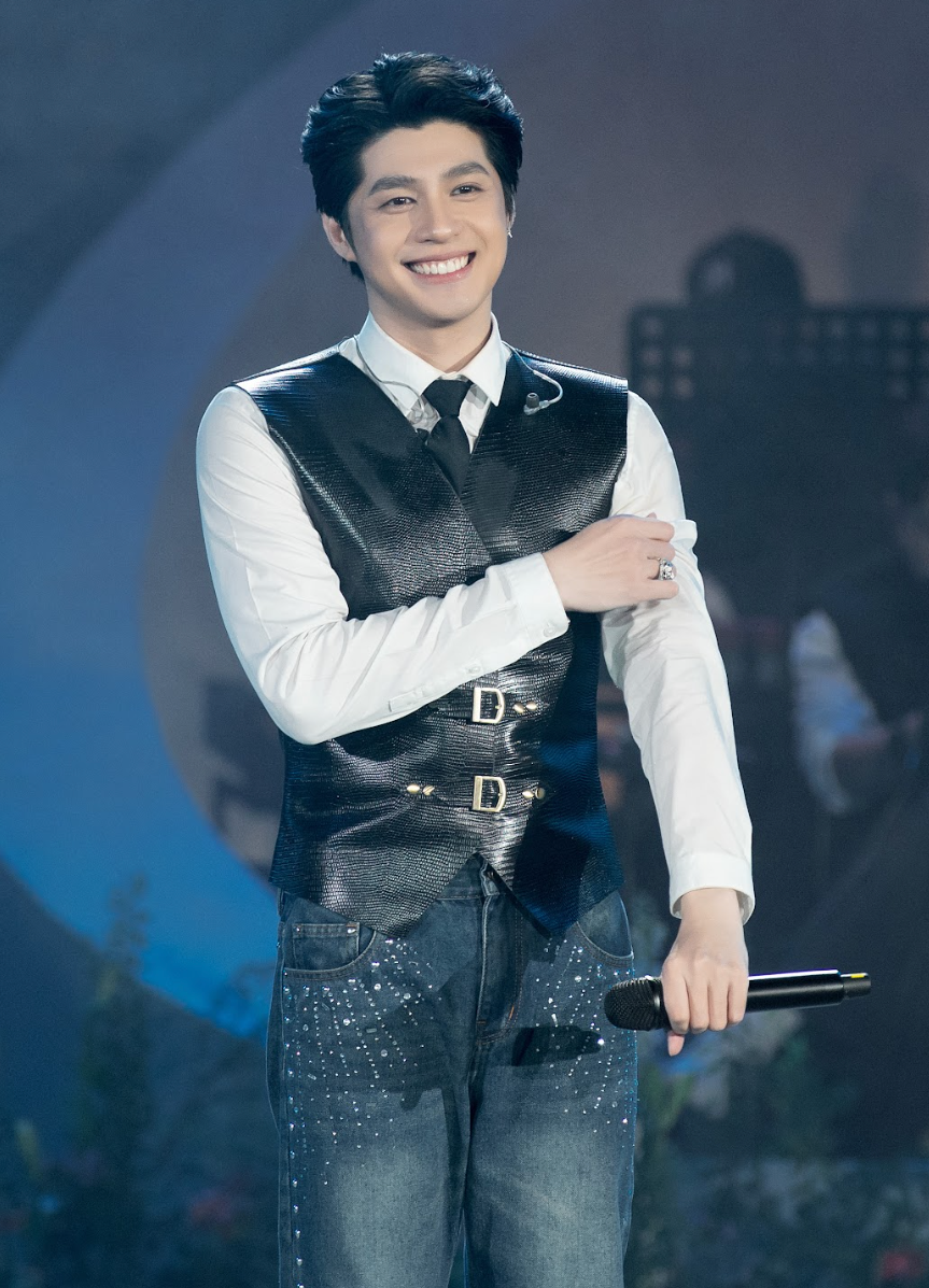 Thời trang của nam ca sĩ trong liveshow của riêng mình.