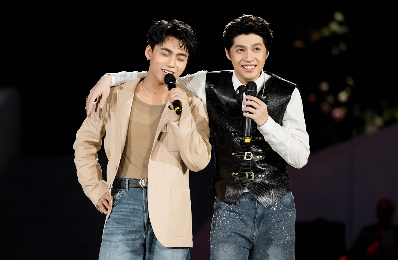 MONO (ảnh trái) và Quân A.P là hai ca sĩ khách mời nam trình diễn cùng Noo Phước Thịnh.