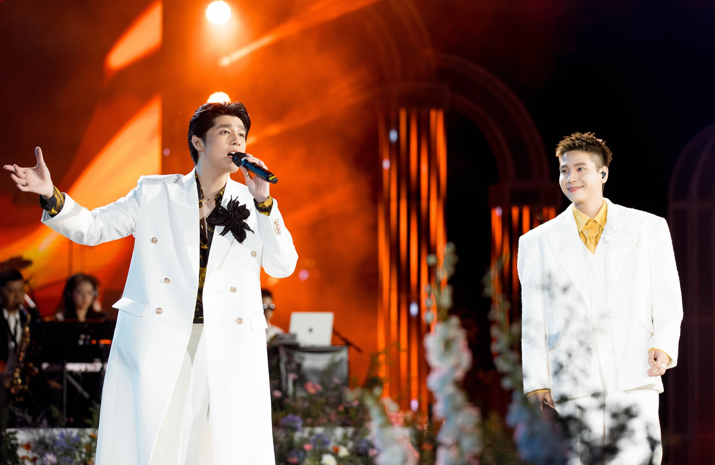 Bên cạnh những phần trình diễn solo, chương trình có sự xuất hiện của các nghệ sĩ khách mời như Hồ Ngọc Hà, MONO, Quân A.P… Nhiều tiết mục được phối hợp cùng ban nhạc sống, hệ thống âm thanh và ánh sáng được vận chuyển từ TPHCM lên nhằm đảm bảo chất lượng kỹ thuật.