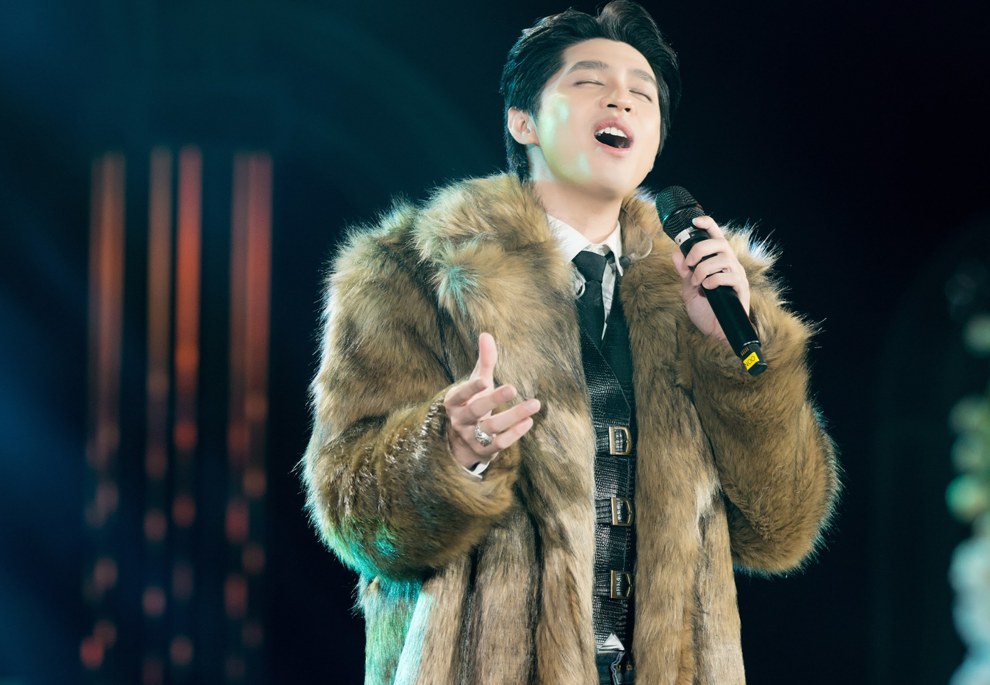 Thời trang của nam ca sĩ trong liveshow của riêng mình.