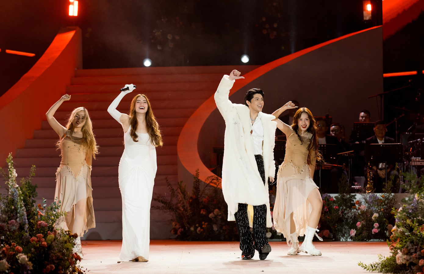 Hồ Ngọc Hà và Noo Phước Thịnh gây bất ngờ khi diễn hai ca khúc hit show Anh trai say hi là Tình đầu quá chén - Catch me if you can.