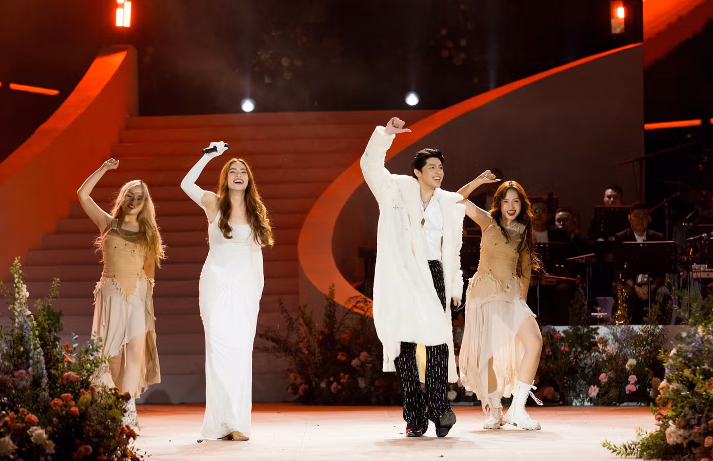 Hồ Ngọc Hà và Noo Phước Thịnh gây bất ngờ khi diễn hai ca khúc hit show Anh trai say hi là Tình đầu quá chén - Catch me if you can. Hồ Ngọc Hà và Noo Phước Thịnh gây bất ngờ khi diễn hai ca khúc hit show Anh trai say hi là Tình đầu quá chén - Catch me if you can.