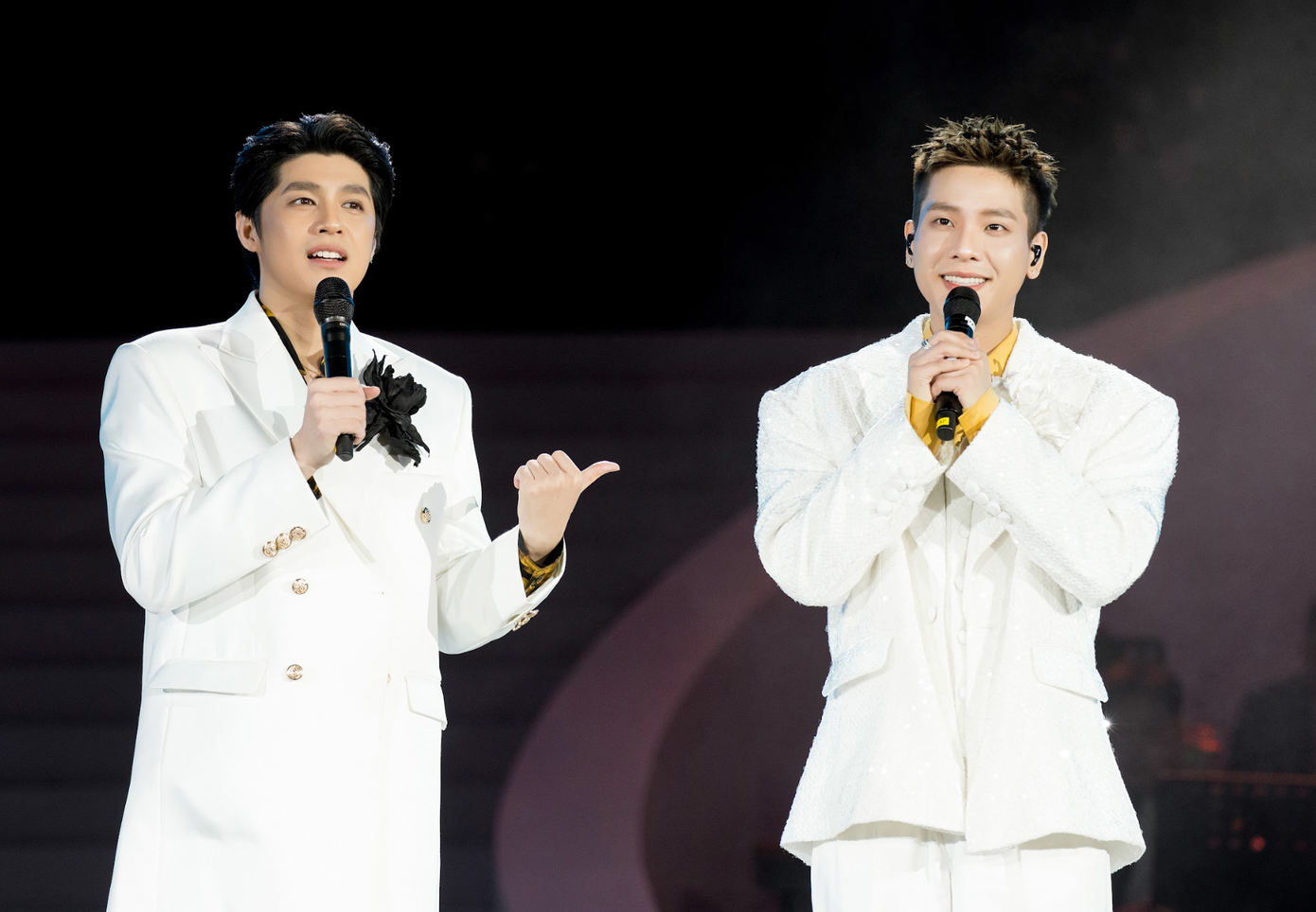 MONO (ảnh trái) và Quân A.P là hai ca sĩ khách mời nam trình diễn cùng Noo Phước Thịnh.