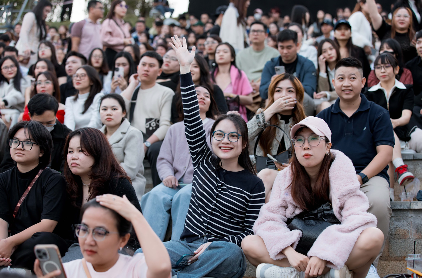 Nhiều người trẻ, các cặp đôi đến xem đêm nhạc Noo Phước Thịnh trong dịp nghỉ lễ.