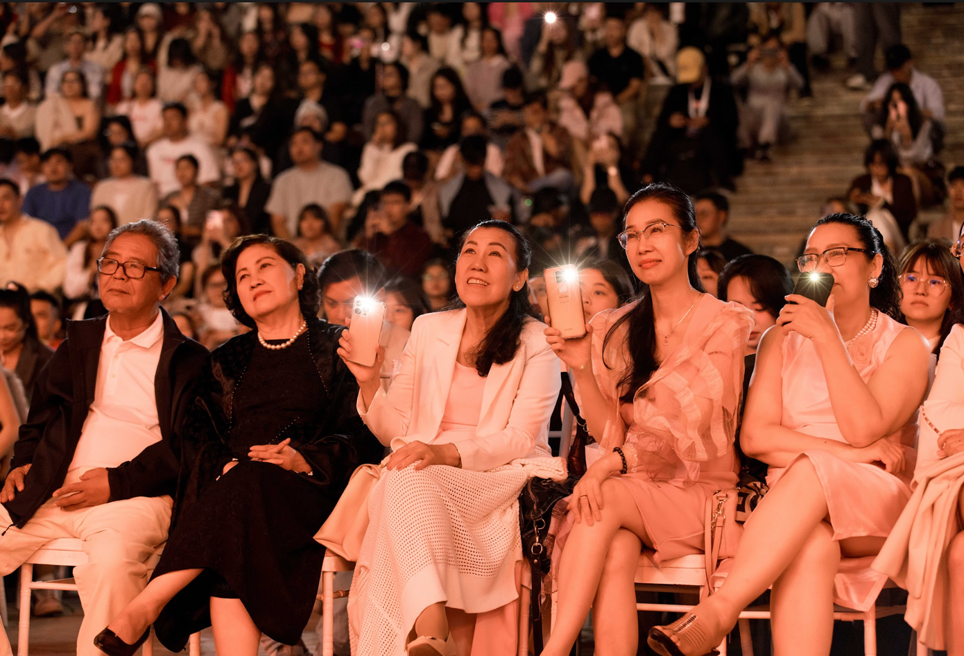 Một chi tiết đáng chú ý là sự có mặt của bố mẹ nam ca sĩ tại khu vực khán đài. Họ âm thầm theo dõi suốt chương trình, cùng khán giả cổ vũ cho phần trình diễn của con trai. Hình ảnh này được người hâm mộ ghi lại và chia sẻ nhiều trên mạng xã hội sau đêm nhạc.