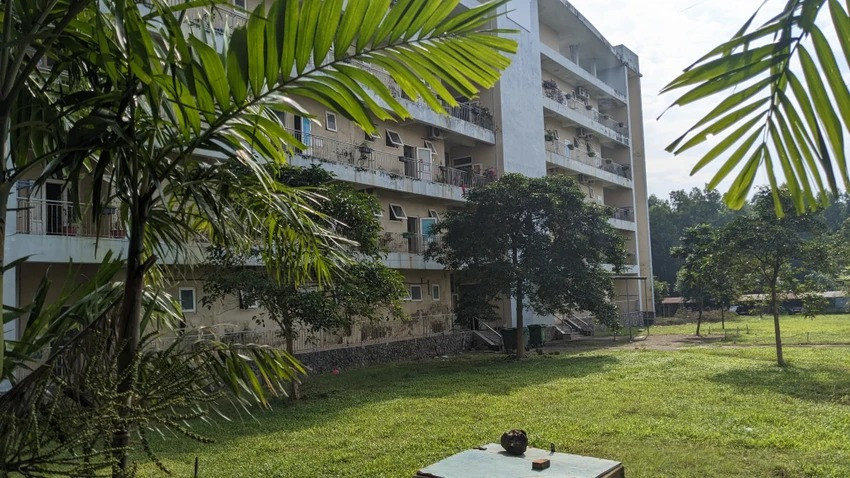 Thi thể bệnh nhân được các bác sĩ phát hiện ở khu vực phía sau khu nhà sản - nhi của bệnh viện. Ảnh: N.DO