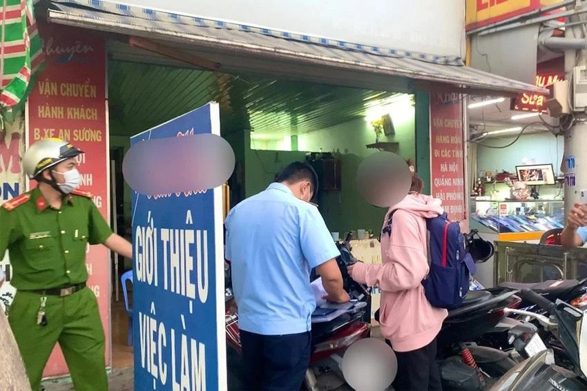 Công an xã Bà Điểm ra quân xử lý những điểm giới thiệu việc làm không phép ở khu vực Bến xe An Sương. Ảnh: TRẦN MINH