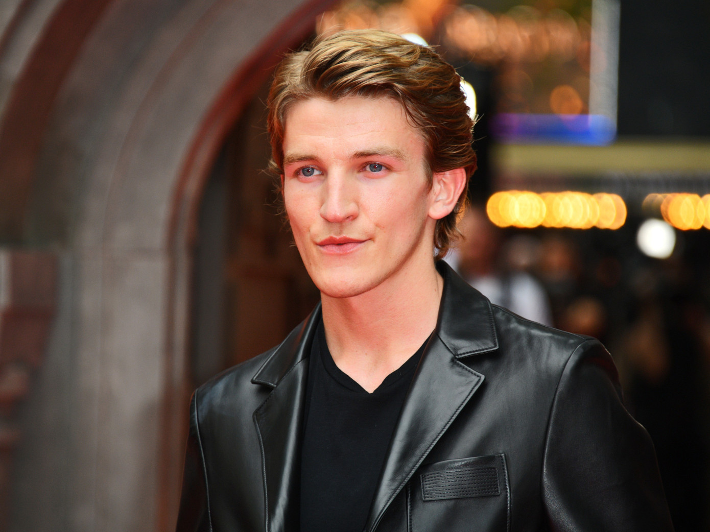 Ewan Mitchell trên phim và ngoài đời. Ewan Mitchell trên phim và ngoài đời.