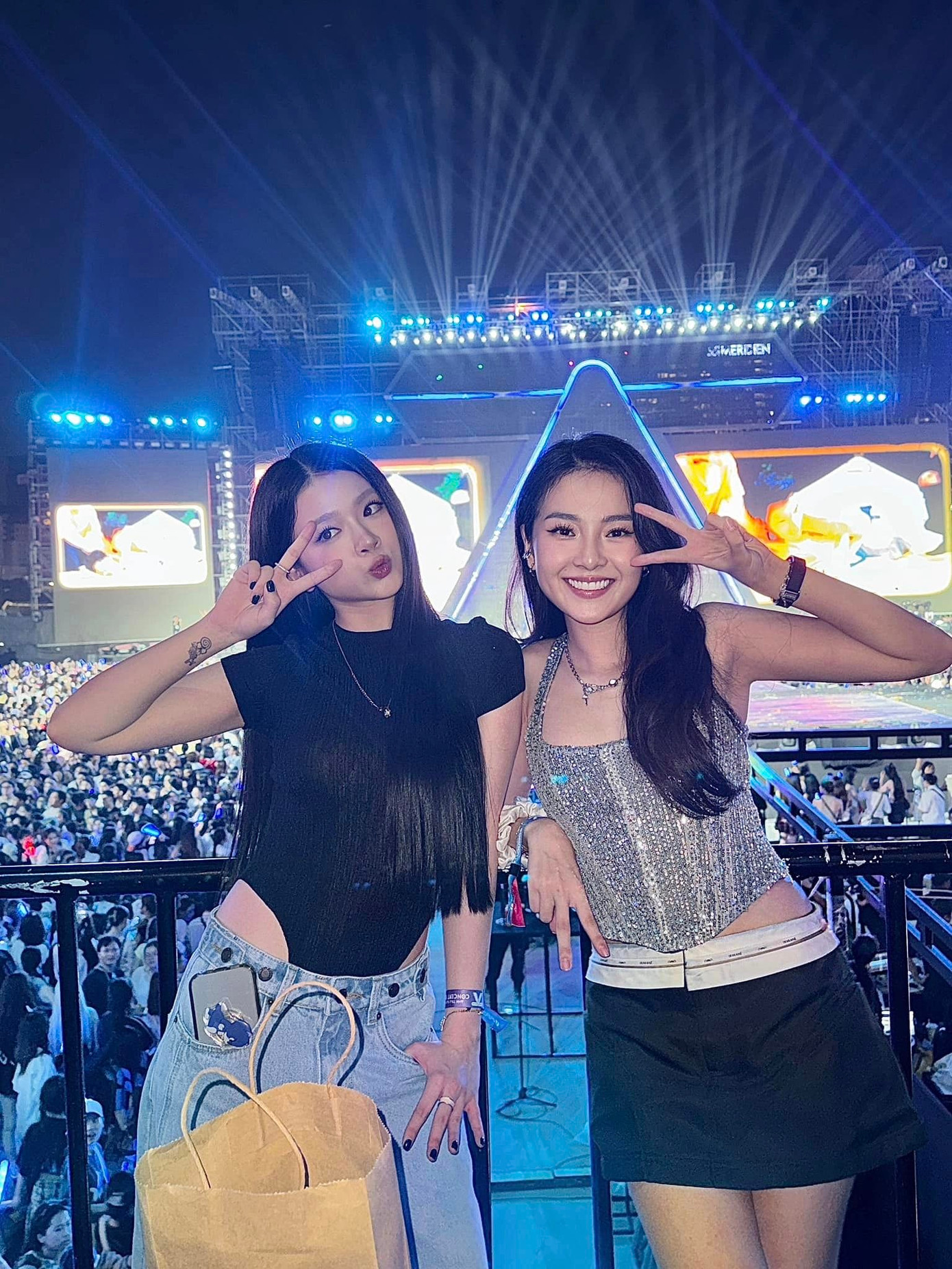 Diễn viên Tam Triều Dâng và Linh Ka (áo đen) check-in khu vực chính diện sân khấu xem 30 anh trai biểu diễn. Hot girl Linh Ka gây bàn tán vì vướng tin đồn hẹn hò với ca sĩ Dương Domic. Diễn viên Tam Triều Dâng và Linh Ka (áo đen) check-in khu vực chính diện sân khấu xem 30 anh trai biểu diễn. Hot girl Linh Ka gây bàn tán vì vướng tin đồn hẹn hò với ca sĩ Dương Domic.