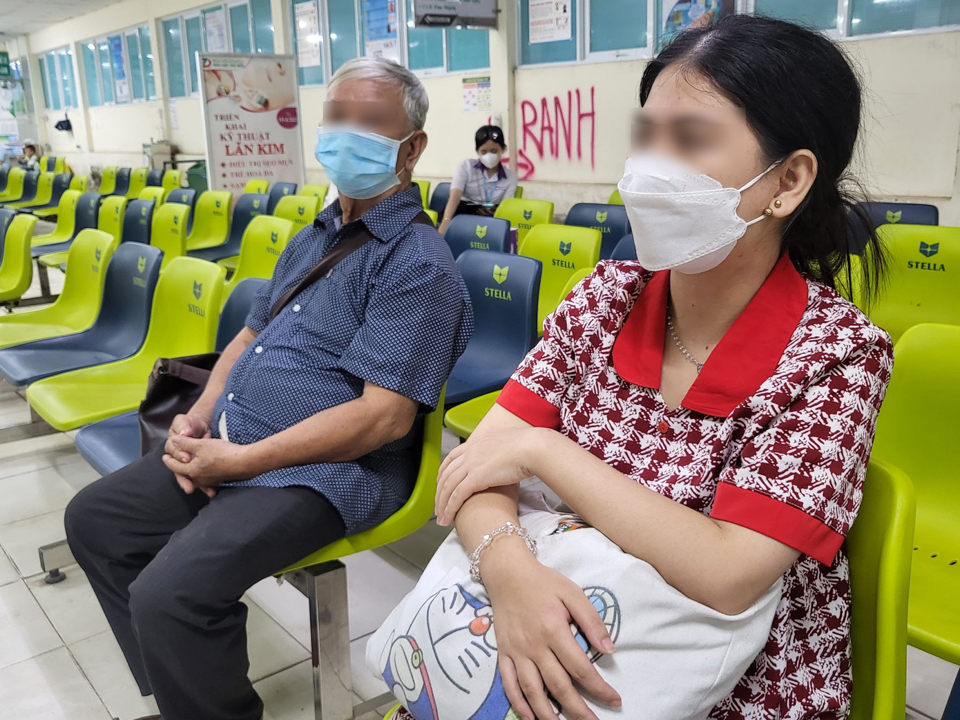 Ông N.V.M và chị N.T.Y.N đang chờ chụp MRI trong chiều 2/10. Ảnh: GL. Ông N.V.M và chị N.T.Y.N đang chờ chụp MRI trong chiều 2/10. Ảnh: GL.