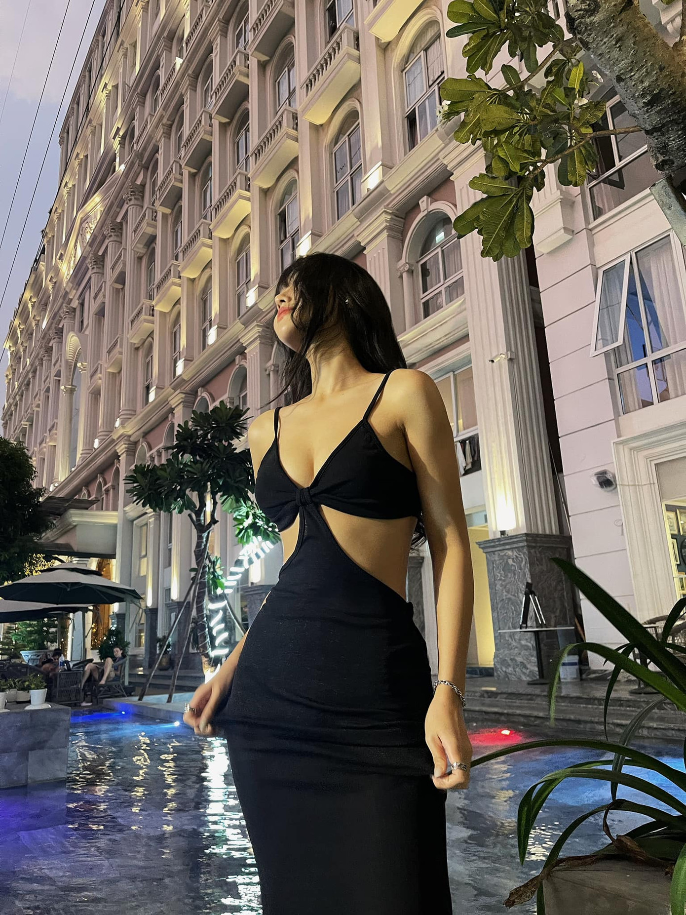 Những bộ đầm cắt xẻ táo bạo không làm khó Cù Thị Trà. Những bộ đầm cắt xẻ táo bạo không làm khó Cù Thị Trà.