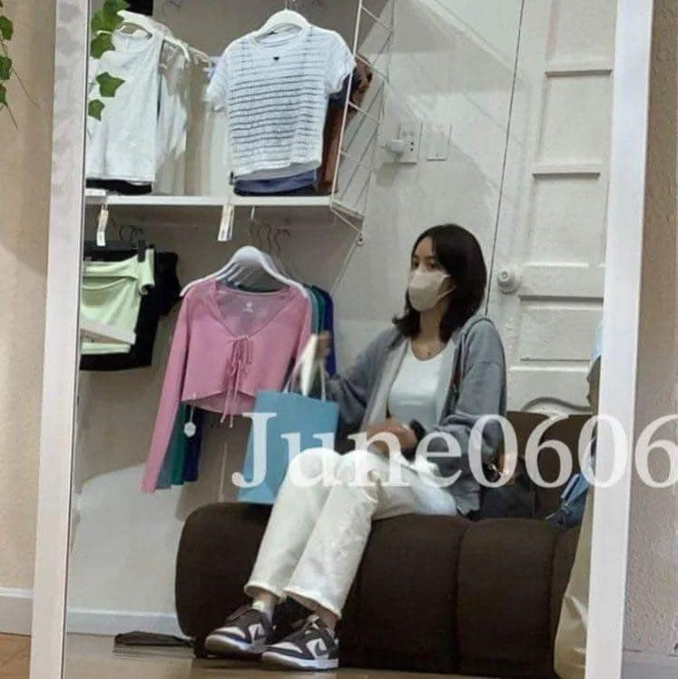 Hình ảnh được cho là Lisa (BlackPink) tại cửa hàng thời trang ở TPHCM. Ảnh: FB.