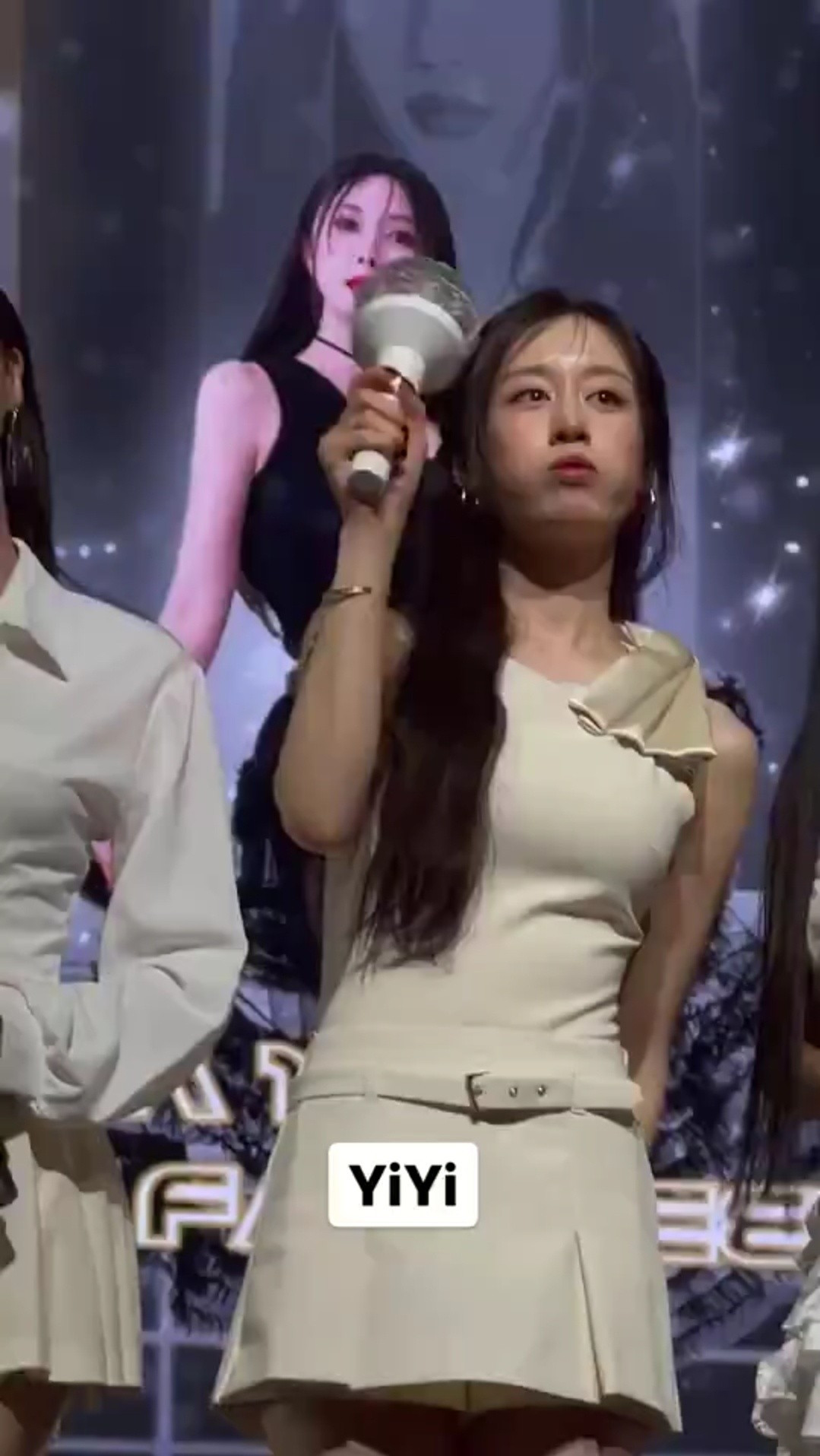 Jiyeon rơi nước mắt trong lễ kỷ niệm 15 năm T-ara ra mắt. Cô vừa thông báo kết thúc cuộc hôn nhân kéo dài 2 năm với cầu thủ bóng chày Hwang Jae Gyun.