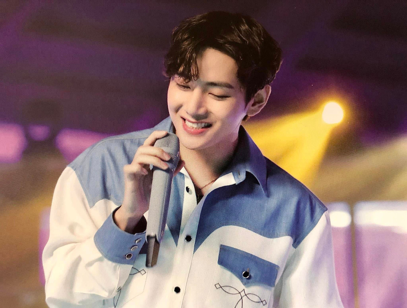 V ra mắt với tư cách thành viên BTS vào 13/7/2013 và là người cuối được giới thiệu với khán giả. Sau 10 năm ra mắt, V đã trở thành một trong những thần tượng nổi tiếng nhất Kpop thời điểm hiện tại.