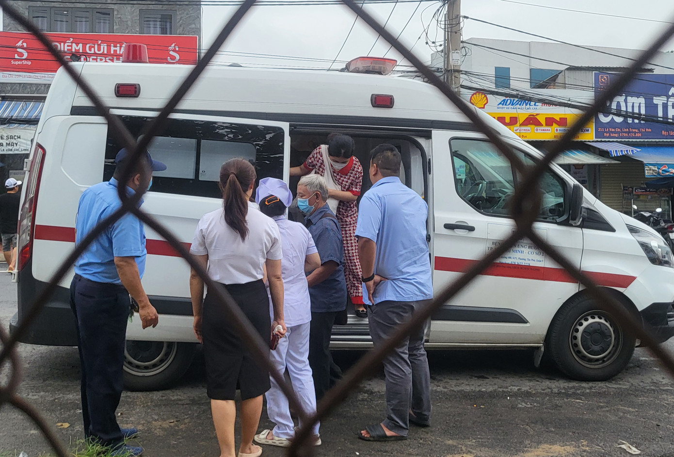 Xe của Bệnh viện Ung bướu TP.HCM cơ sở 2 đưa bệnh nhân đi chụp MRI. Ảnh: GL. Xe của Bệnh viện Ung bướu TP.HCM cơ sở 2 đưa bệnh nhân đi chụp MRI. Ảnh: GL.