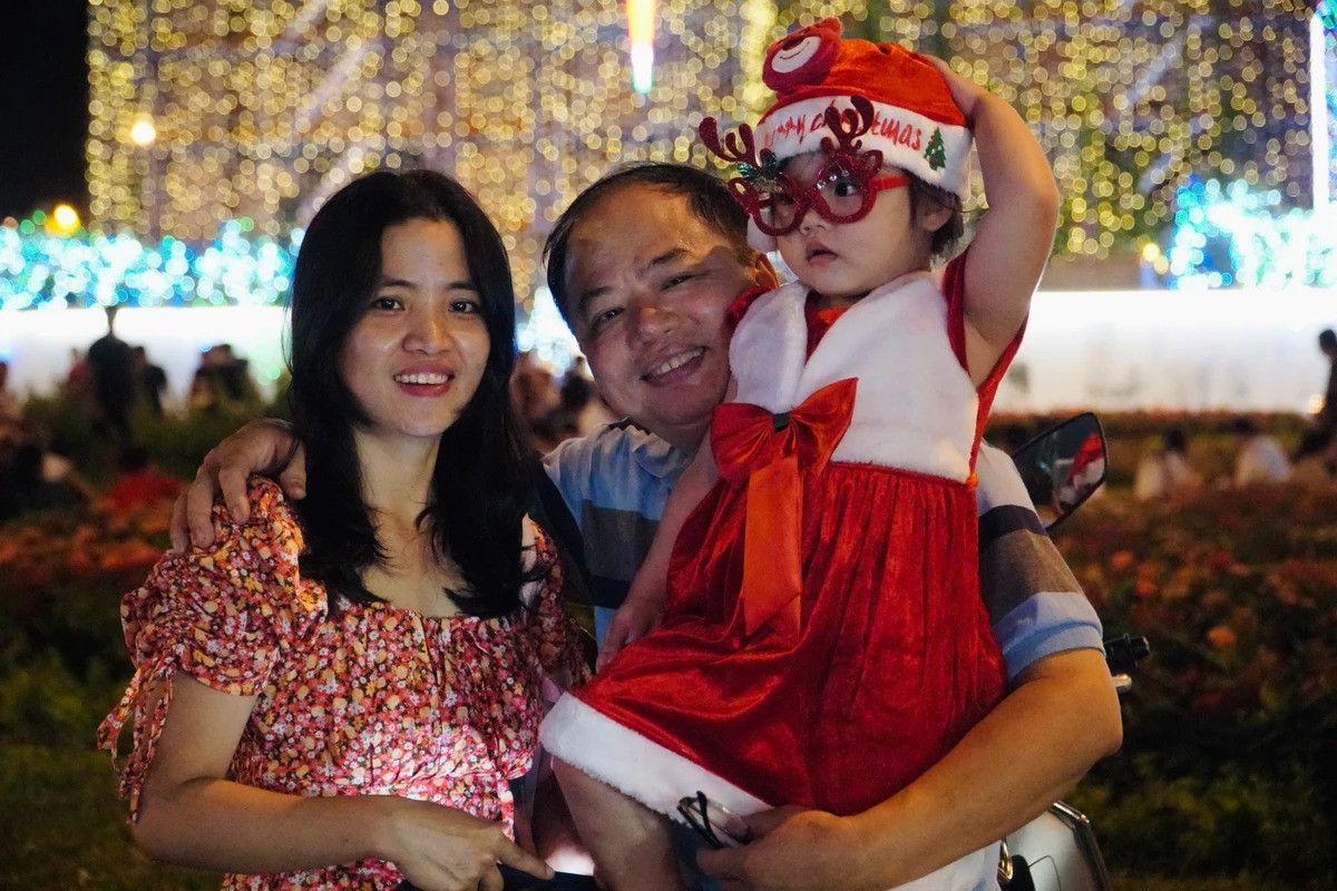 Lần thứ 2 đến TP.HCM, cả gia đình anh Tôn Thất Thịnh (Ngụ tỉnh Thừa Thiên- Huế) đã chọn nhà thờ Đức Bà làm điểm check-in đầu tiên. “Còn một tuần nữa mới đến Giáng sinh nhưng không khí đã ngập tràn khắp nơi. Không gian nhà thờ Đức Bà trang hoàng rất hoành tráng dù đang sửa chữa, tạo điểm vui chơi thú vị cho nhiều người” - anh Thịnh hào hứng.