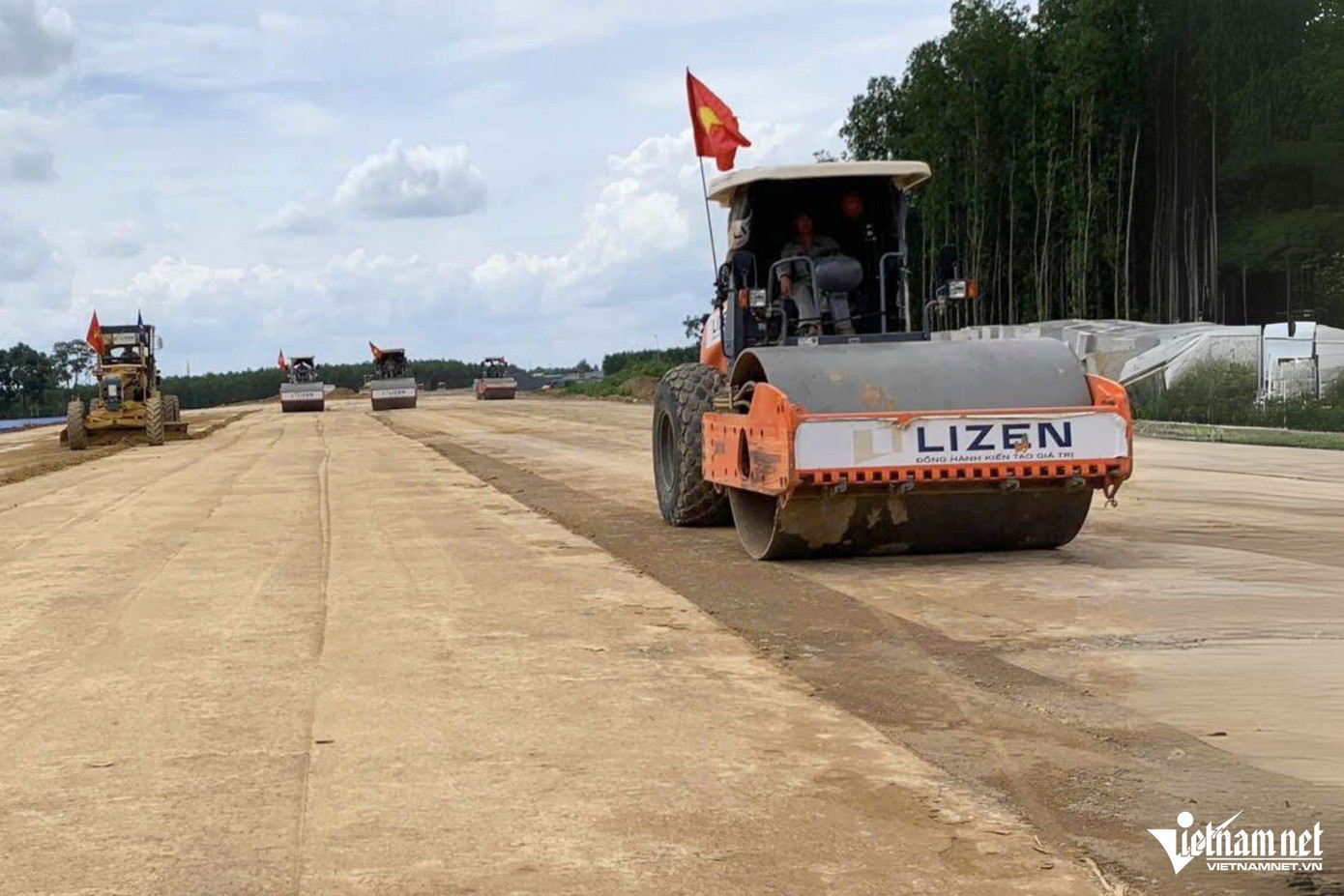 Theo ghi nhận của VietNamNet, trong những ngày đầu tháng 10 này, công trường ở đoạn qua huyện Long Thành (gồm 9,8km dự án thành phần 1 và 18km dự án thành phần 2) có mặt bằng "xôi đỗ".