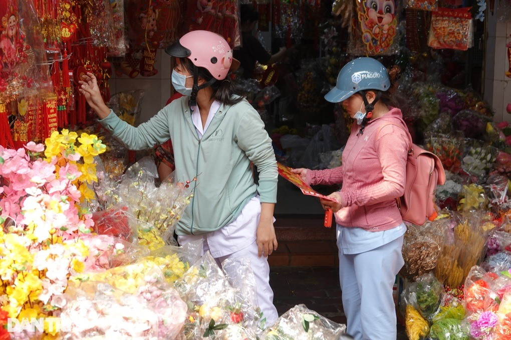 Nhiều người lựa chọn mua những món trang trí có giá rẻ, mẫu mã phổ biến để dễ dùng lại cho Tết năm sau (Ảnh: Nguyễn Vy). Nhiều người lựa chọn mua những món trang trí có giá rẻ, mẫu mã phổ biến để dễ dùng lại cho Tết năm sau (Ảnh: Nguyễn Vy).