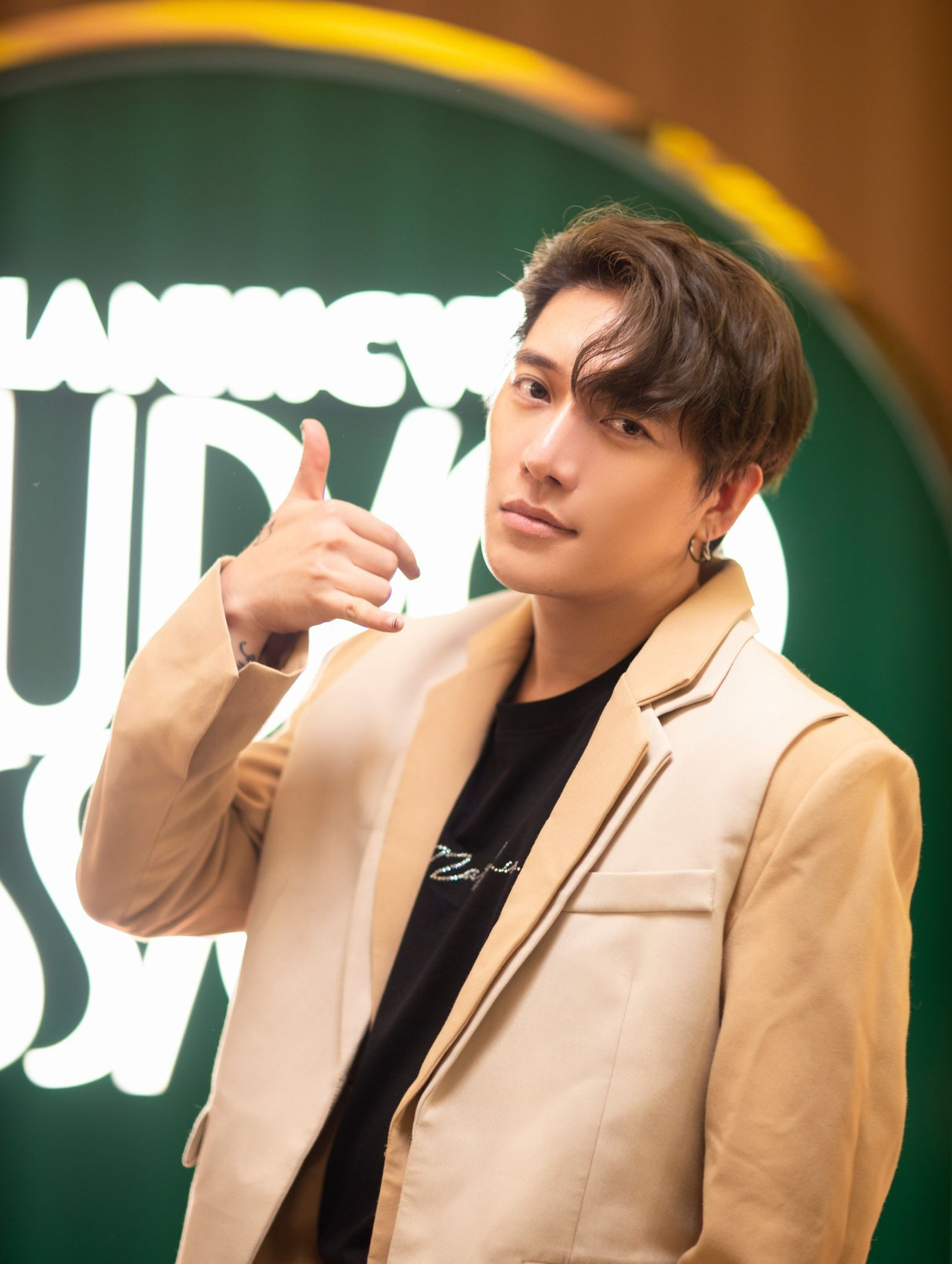 Orange (ngoài cùng bên phải) và Lyly cùng lúc lên tiếng tố công ty của Châu Đăng Khoa ăn chặn, quỵt cát-xê.