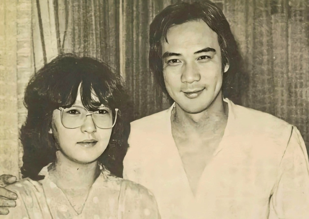 Từ Thiếu Cường nảy sinh mối quan hệ với Tuyết Lê khi cô mới 15 tuổi. Nữ diễn viên bị gán mác "người thứ ba" vì không biết bạn trai đã có gia đình. Từ Thiếu Cường nảy sinh mối quan hệ với Tuyết Lê khi cô mới 15 tuổi. Nữ diễn viên bị gán mác "người thứ ba" vì không biết bạn trai đã có gia đình.