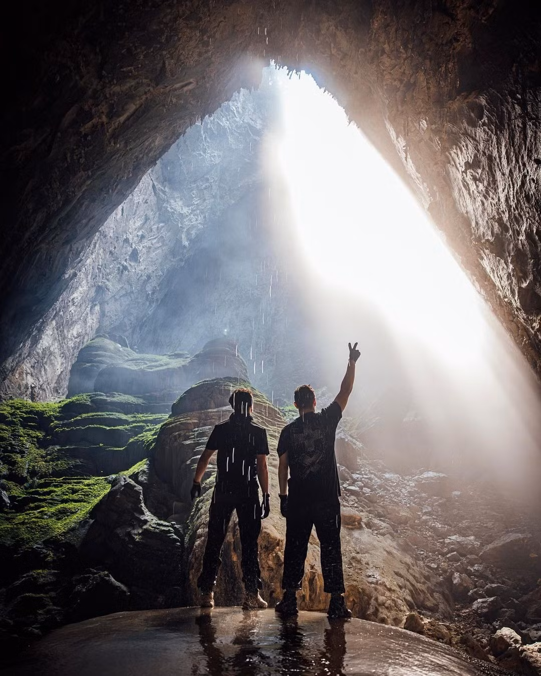 DJ Martin Garrix cùng bạn bè khám phá hang Sơn Đoòng. Ảnh: Instagram. DJ Martin Garrix cùng bạn bè khám phá hang Sơn Đoòng. Ảnh: Instagram.