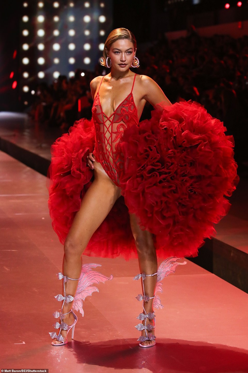 Trang phục và phụ kiện của show nội y sau 6 năm gián đoạn. Cách catwalk, tương tác với nghệ sĩ, khán giả của dàn mẫu bị chê bai. Ảnh: Shutterstock, Getty.