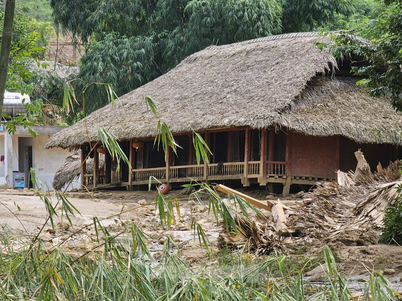 Chia sẻ với phóng viên Tiền Phong, người dân thôn Làng Nủ kể, chỉ trong vòng 10 phút mọi thứ đã tan hoang, chẳng kịp hô hoán mọi người. Bà Hoàng Thị Dâu (SN 1964) cứ thế là chạy nhưng vẫn bị đất, cát vùi xuống tất cả. 60 năm sống trên đời, bà Dâu chưa từng gặp thảm họa kinh hoàng đến vậy. Bà mất cháu và con dâu sau vụ lũ quét, đến nay vẫn chưa thấy thi thể người cháu. Ảnh: Hân Nguyễn.