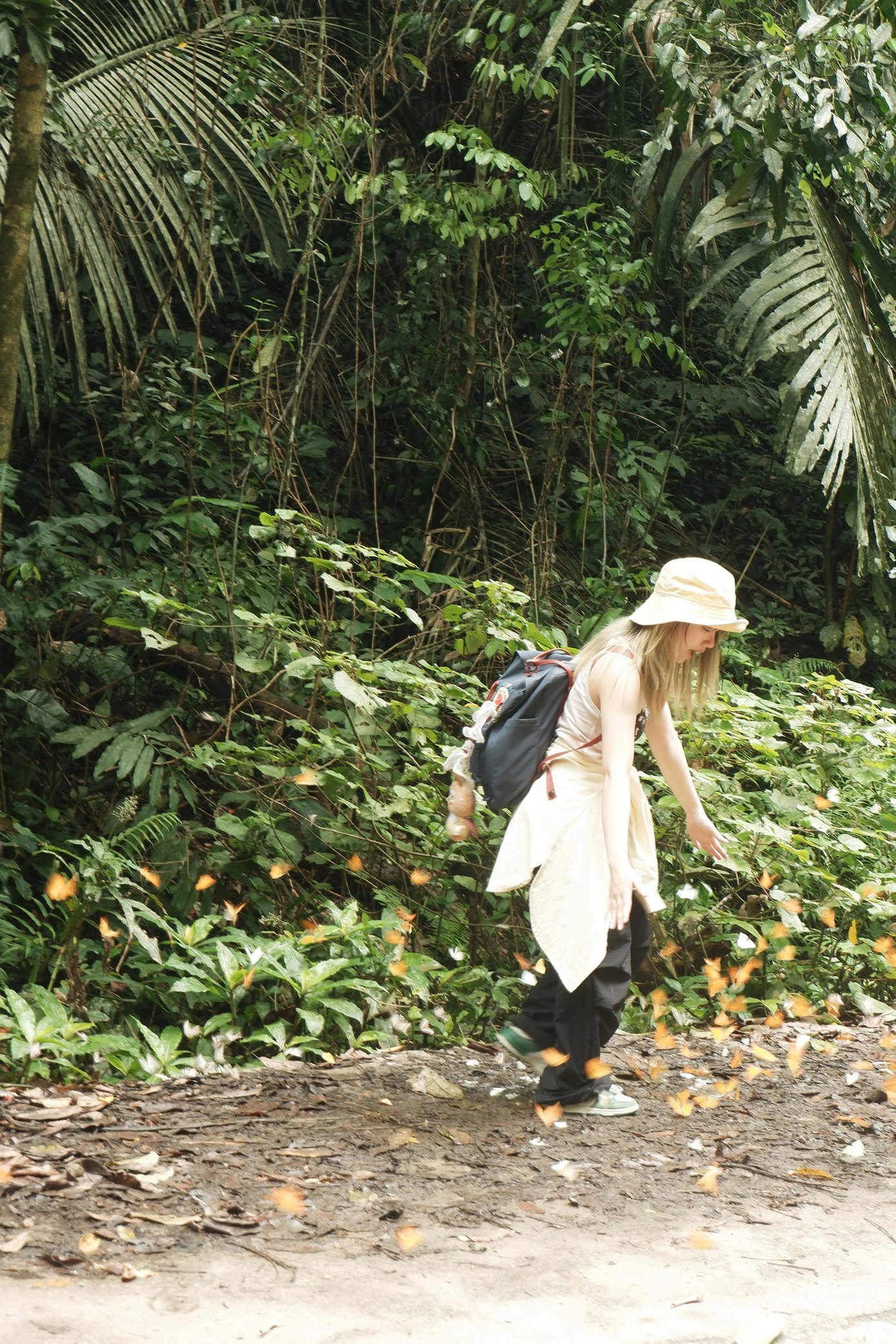 Đôi bạn chuẩn bị sẵn cơm trộn, mì Ý, trái cây để picnic bên hồ nước gần cây sấu cổ thụ. Sau đó, họ nghỉ ngơi, ngắm bầu trời với những tán lá, đàn bướm liên tục bay xung quanh hồ. &quot;Thực sự đây là một &quot;giấc mơ trưa&quot; đúng nghĩa với chúng tôi&quot;, Ngọc nói. Ảnh: Hồng Ngọc.