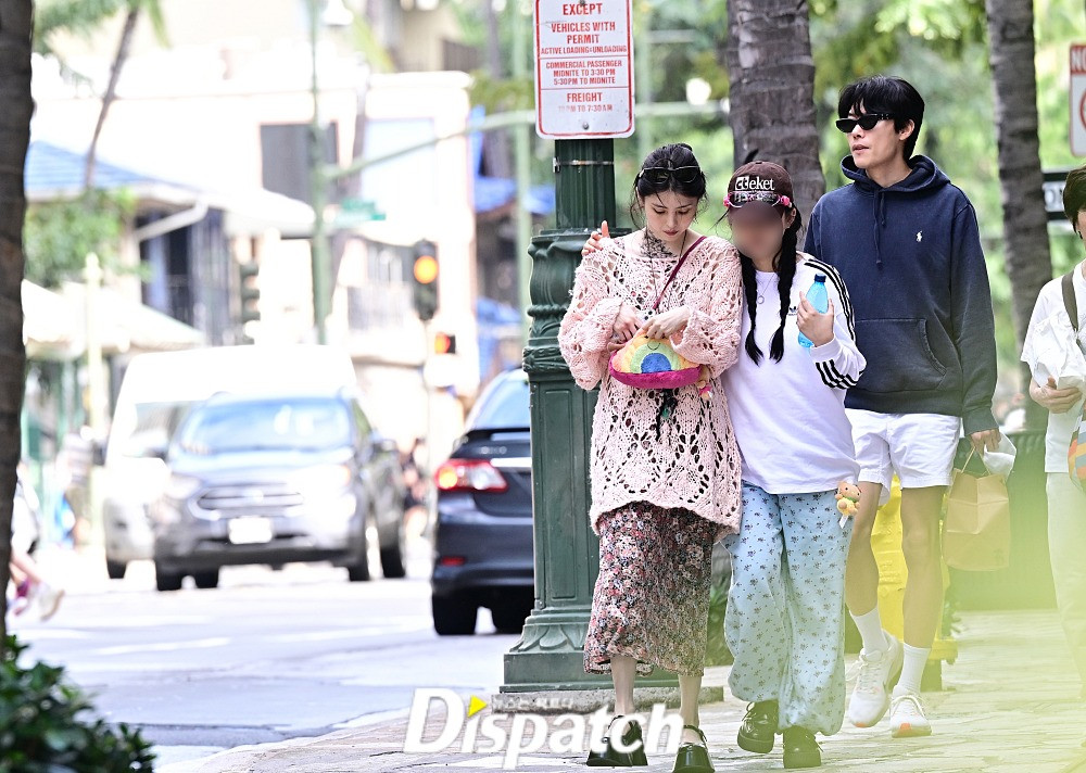 Ảnh hẹn hò của Han So Hee và Ryu Jun Yeol ở Hawaii. Ảnh: Dispatch.