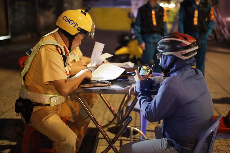 Bị xử lý vi phạm nồng độ cồn, anh T. phát trực tiếp lên mạng xã hội và nhắn nhủ "tất cả mọi người đừng mắc sai lầm như tôi". Ảnh: Linh An Bị xử lý vi phạm nồng độ cồn, anh T. phát trực tiếp lên mạng xã hội và nhắn nhủ "tất cả mọi người đừng mắc sai lầm như tôi". Ảnh: Linh An