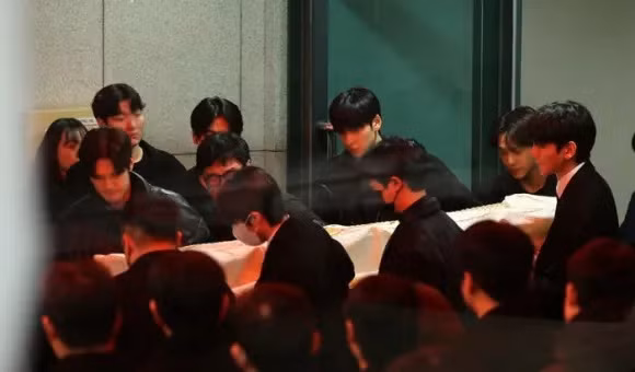 Gia đình và đồng nghiệp tiễn đưa Kim Sae Ron về nơi an nghỉ cuối cùng sáng 19/2. Ảnh: Seoul Shinmun.