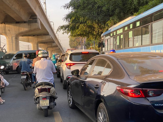 Đội CSGT Rạch Chiếc đã bố trí nhiều CSGT để giải toả ùn ứ.