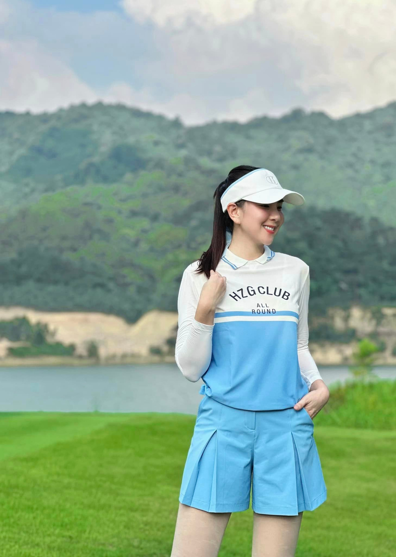 Tủ đồ chơi goft của người đẹp cũng được đầu tư. Mỗi lần ra sân, Mai Ngọc đều thu hút với diện mạo mới.