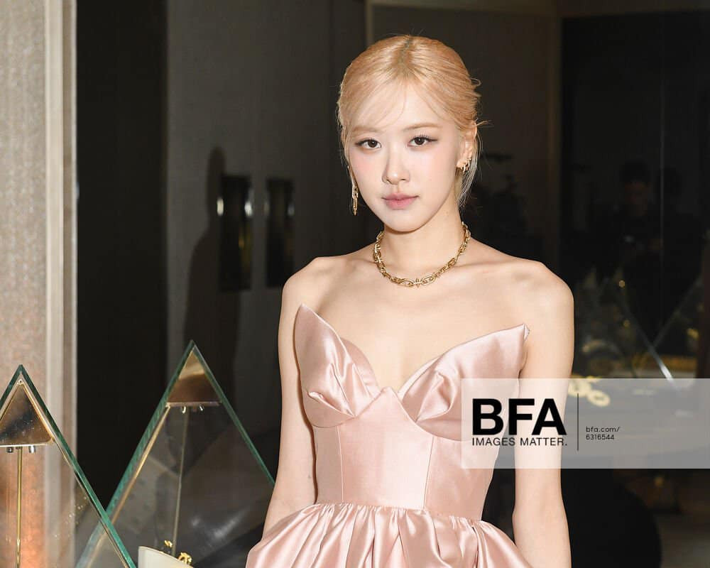 Hôm 1/5, ca sĩ sinh năm 1997 bất ngờ có chuyến đi đến New York (Mỹ) dự sự kiện. Ngày 3/5, Rosé (BlackPink) xuất hiện trong sự kiện của Tiffany & Co. Hôm 1/5, ca sĩ sinh năm 1997 bất ngờ có chuyến đi đến New York (Mỹ) dự sự kiện. Ngày 3/5, Rosé (BlackPink) xuất hiện trong sự kiện của Tiffany & Co.