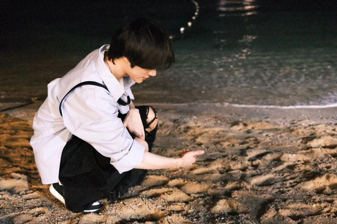 Trong khi đó, Beomgyu viết: “Chuyến đi Việt Nam cùng bạn thân” và gắn tên Soobin. Hai nam thần tượng có nhiều bức hình đẹp tại biển Phú Quốc, thủy cung…