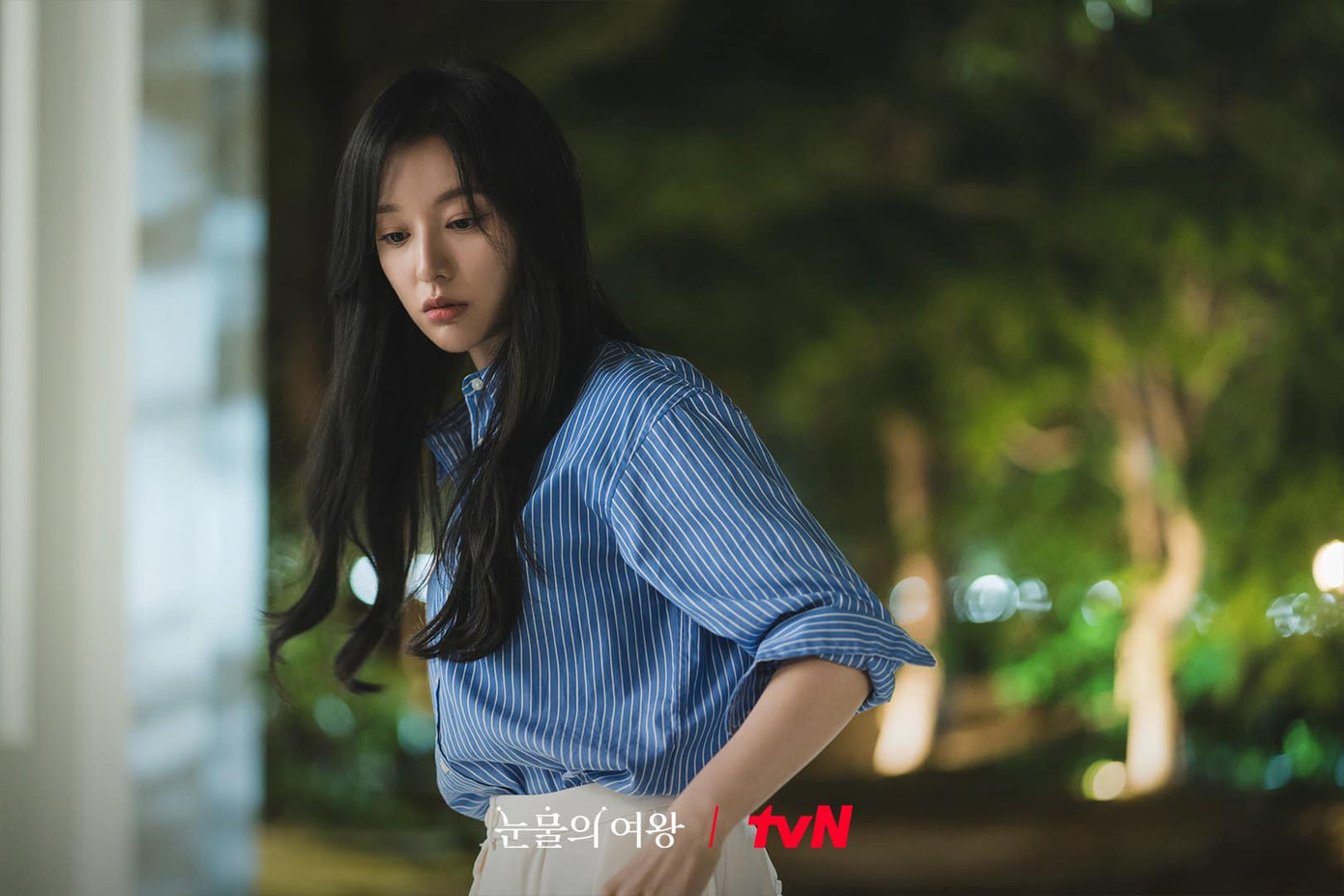 Cuộc họp gia đình, Hae In giản dị nhưng vẫn lịch sự, mặc chiếc áo sơ mi sọc xanh và quần trắng của Ralph Lauren.