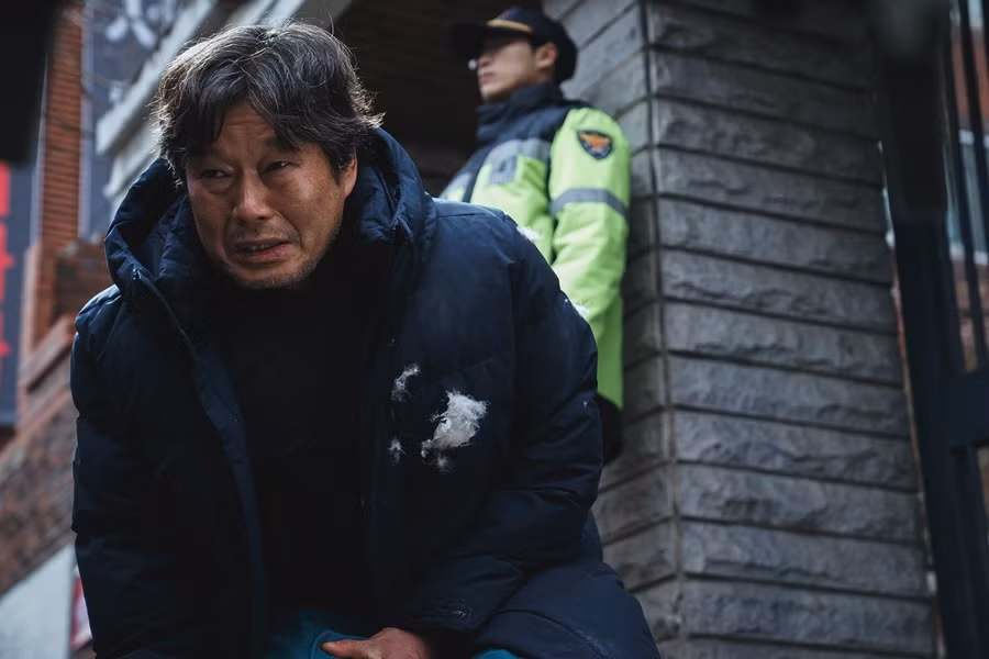 Yoo Jae Myung vào vai sát nhân được trả tự do Kim Guk Ho trong No Way Out: The Roulette. Ảnh: Disney+.