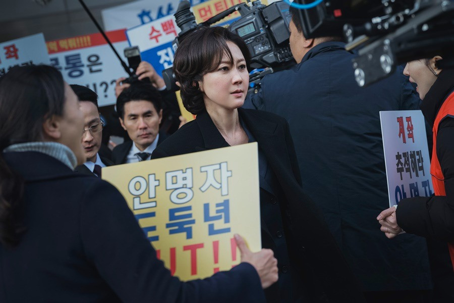 Kẻ đứng sau trò chơi may rủi quyết định mục tiêu, hành động và phần thưởng. Ảnh: Disney+.