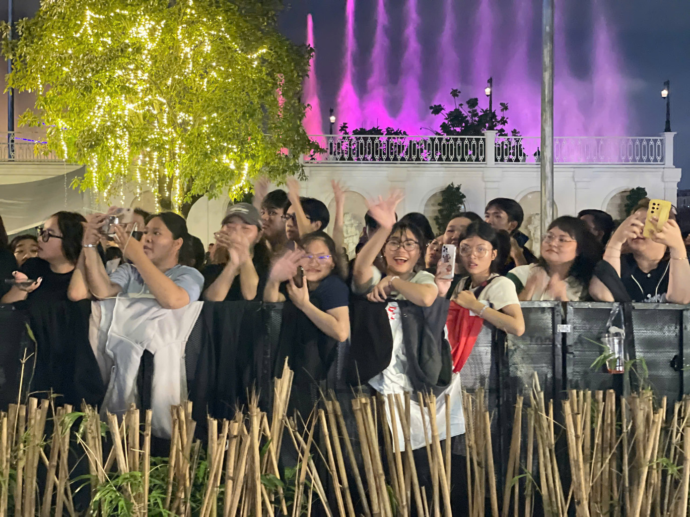 Hàng trăm người bám rào phía ngoài concert theo dõi đại nhạc hội đang diễn ra. Lần thứ hai tổ chức concert ở TPHCM, chương trình vẫn đón nhận được sự quan tâm lớn từ khán giả, nhất là người trẻ - đối tượng show Anh trai say hi hướng tới. Ảnh: Phạm Nguyễn. Hàng trăm người bám rào phía ngoài concert theo dõi đại nhạc hội đang diễn ra. Lần thứ hai tổ chức concert ở TPHCM, chương trình vẫn đón nhận được sự quan tâm lớn từ khán giả, nhất là người trẻ - đối tượng show Anh trai say hi hướng tới. Ảnh: Phạm Nguyễn.