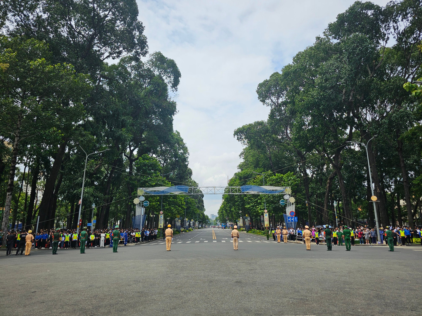 Trong thời khắc Chủ tịch nước Tô Lâm đọc điếu văn tưởng niệm Tổng Bí thư Nguyễn Phú Trọng, mọi tầng lớp nhân dân xung quanh khu vực tổ chức tang lễ ở Hội trường Thống Nhất (TPHCM) đứng trang nghiêm, thành kính tưởng nhớ vị lãnh đạo suốt đời tận tụy vì dân vì nước.